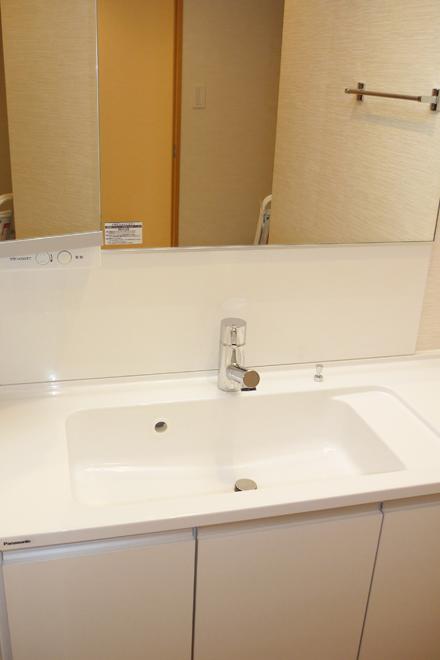 Wash basin, toilet. Of course, it is a new article!