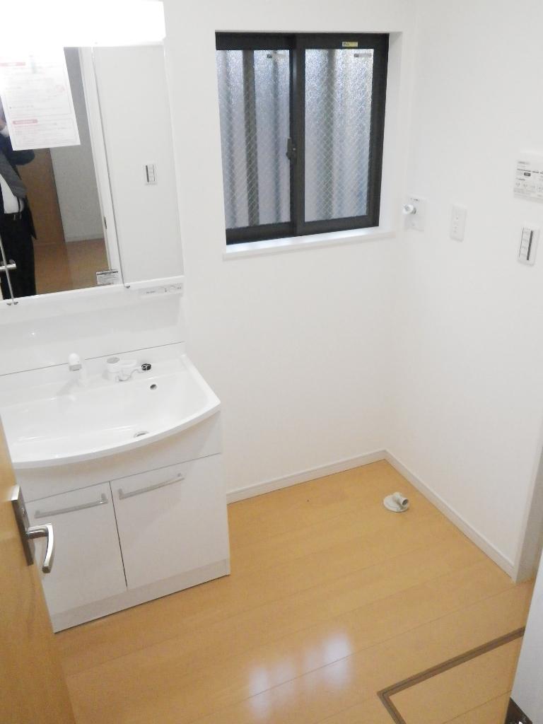 Wash basin, toilet. Spacious washroom