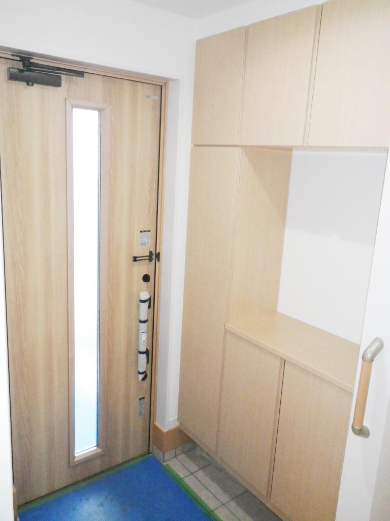 Entrance. It is the entrance with a large shoe box