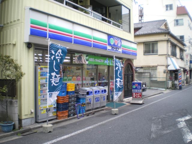 Convenience store. Three F until the (convenience store) 130m