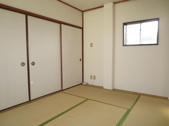 Living and room. The living room is all rooms 6 quires more