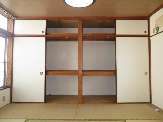 Receipt. Excellent storage capacity of the upper closet with closet