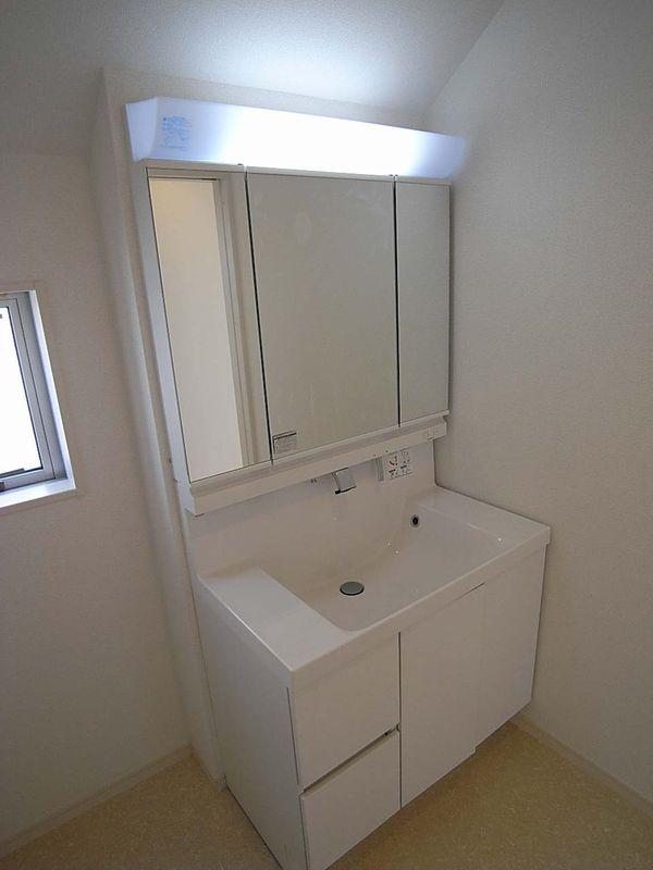 Wash basin, toilet. Washbasin with shower