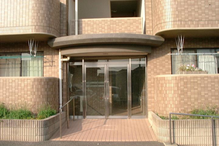 Building appearance. Entrance