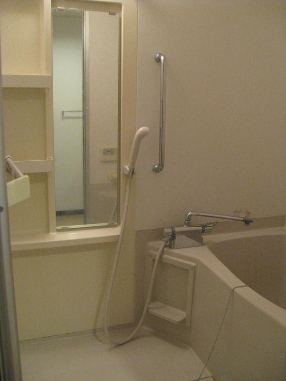 Bath. Add 焚式 hot water supply bus