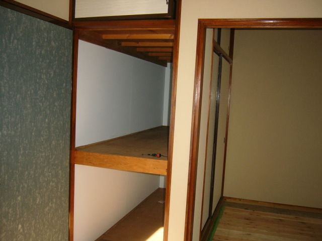 Receipt. Large storage is, It can also be out from either of the room.