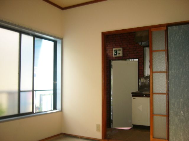 Living and room. Also warmth of tatami, Rooms enjoy also the warmth of the day.