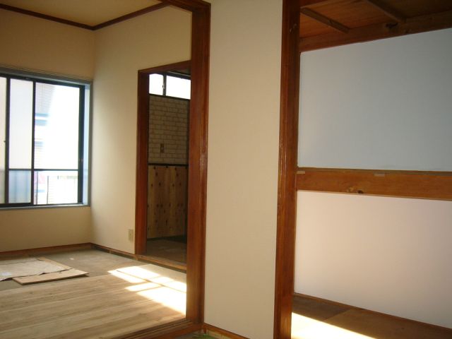 Living and room. It is a quiet residential area but, I convenience high location.