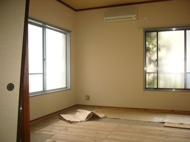Living and room. Bright rooms in the two-sided lighting, Tatami will be available according to your tenants.