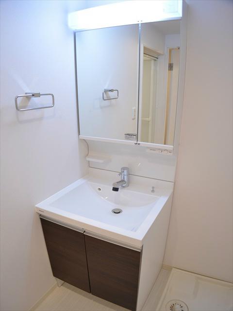 Wash basin, toilet. Wash basin with a shower