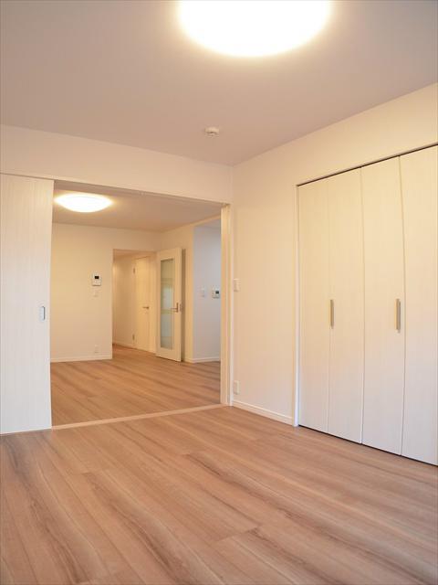 Non-living room. Western-style six quires more