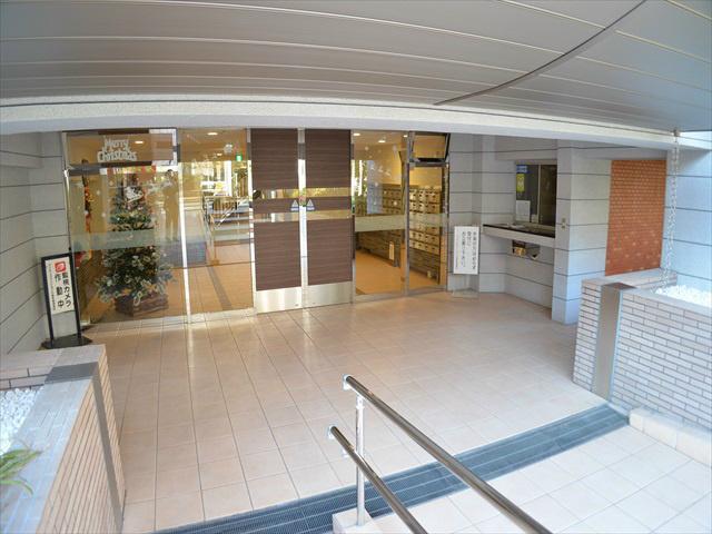 Entrance. Common area is also beautiful