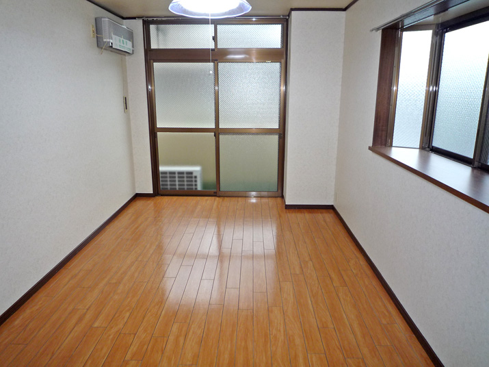 Living and room. There are bay windows. 