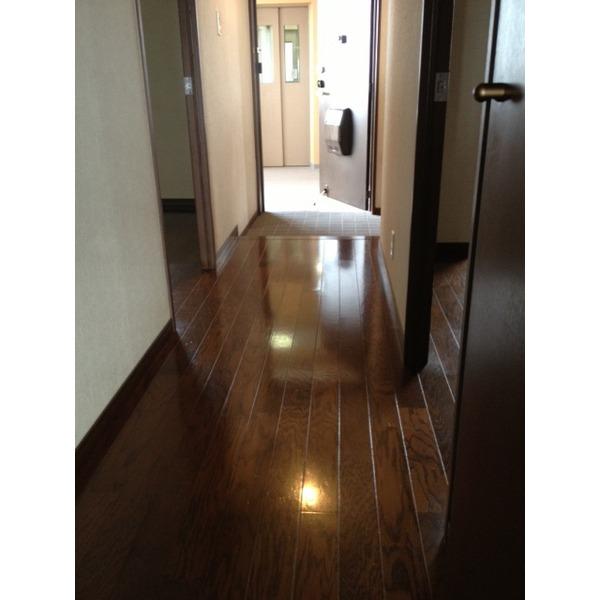 Non-living room. Spacious hallway width