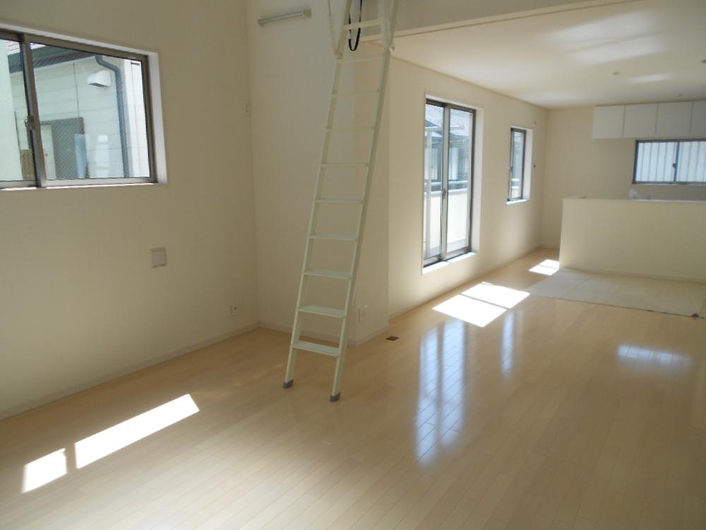 Same specifications photos (living). Living Image