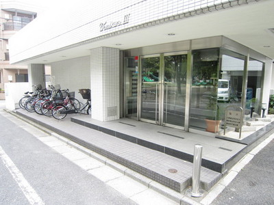 Entrance. Total tiled appearance