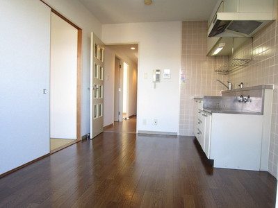 Living and room. 6 Pledge DK flooring