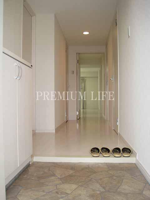 Entrance.  [Entrance ・ Corridor leading to the living room] Because the front door is almost flat, Worry the elderly and children.