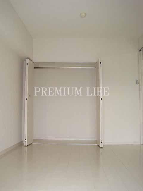 Non-living room.  [6.3 Pledge - Western-style ・ Receipt] Large storage facing the balcony.