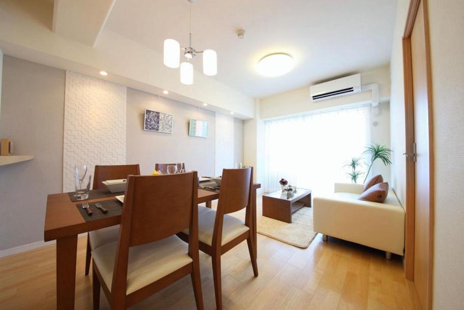 Living.  [living] Living-dining is good very bright per yang have onto a balcony in the southeast direction.