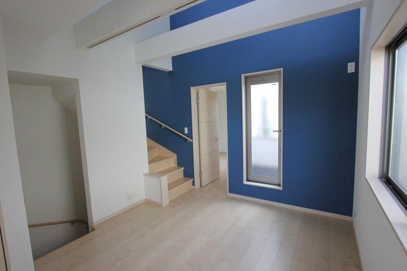 Living. Living 14.54 Pledge, Stylish introspection