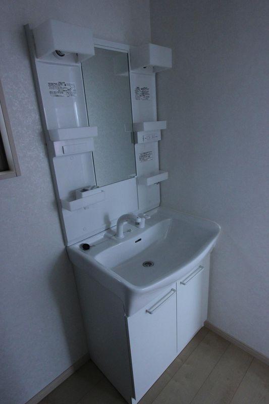 Wash basin, toilet. Independent wash basin pocket accommodated with
