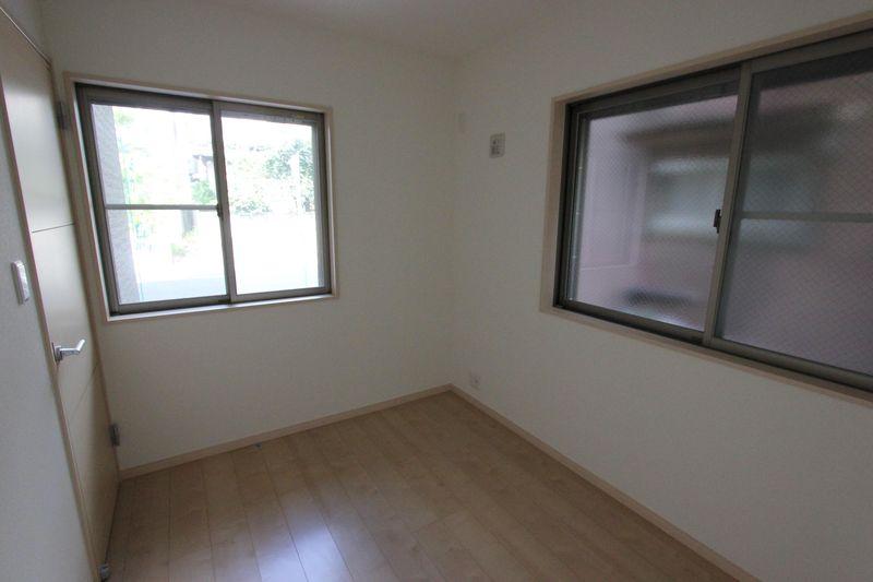 Non-living room. Airy comfortable room with two faces lighting