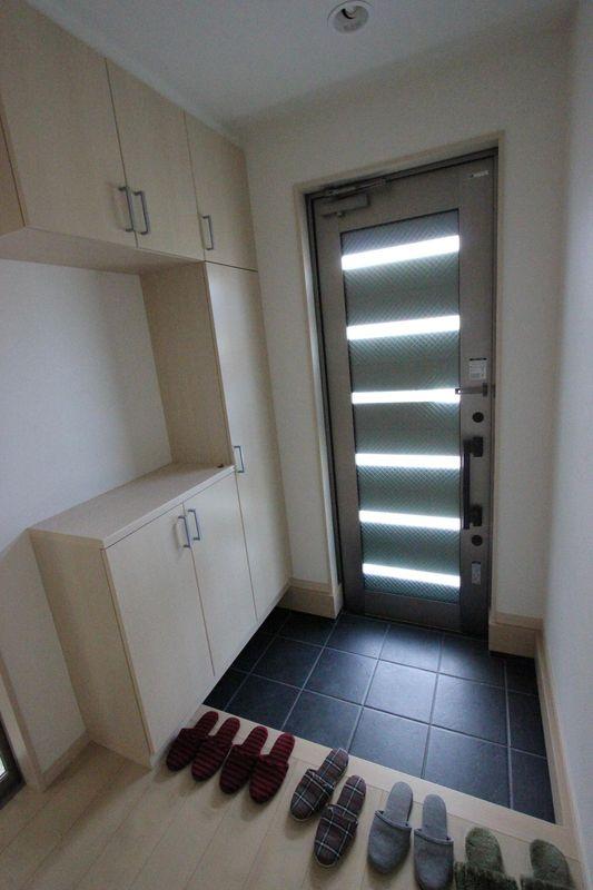 Entrance. Entrance of introspection that shoe box is housed in a large has been enhanced