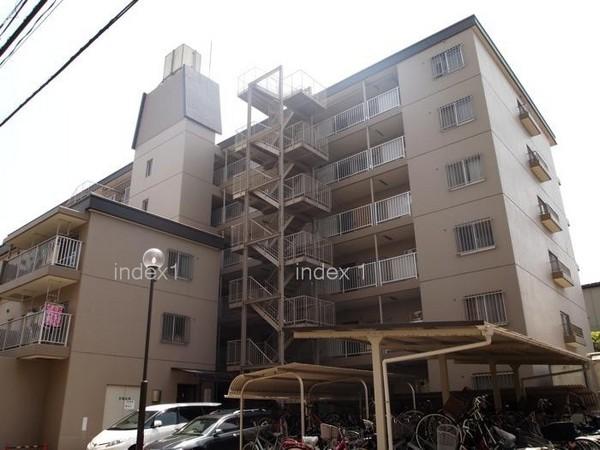 Local appearance photo. To the station is a flat road