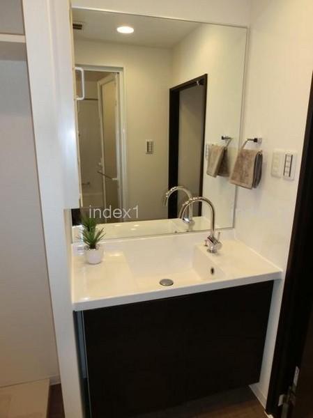 Wash basin, toilet. Wash basin with a feeling of cleanliness was also established!