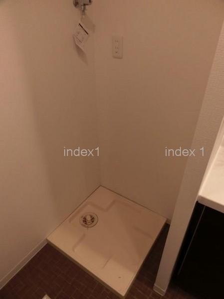 Wash basin, toilet. There is also indoor washing machine Storage ☆