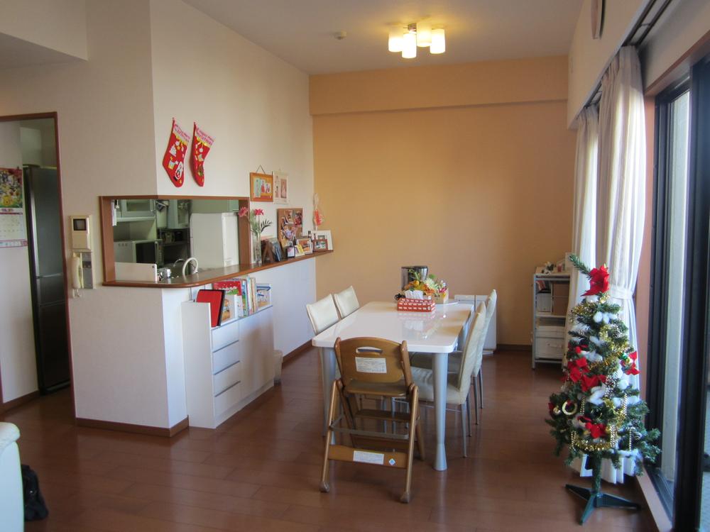 Living. About 17.2 quires of LDK. Wall cross Zhang in August of this year Kawasumi. Ceiling height of about 2700mm! TES hot water floor heating Yes!