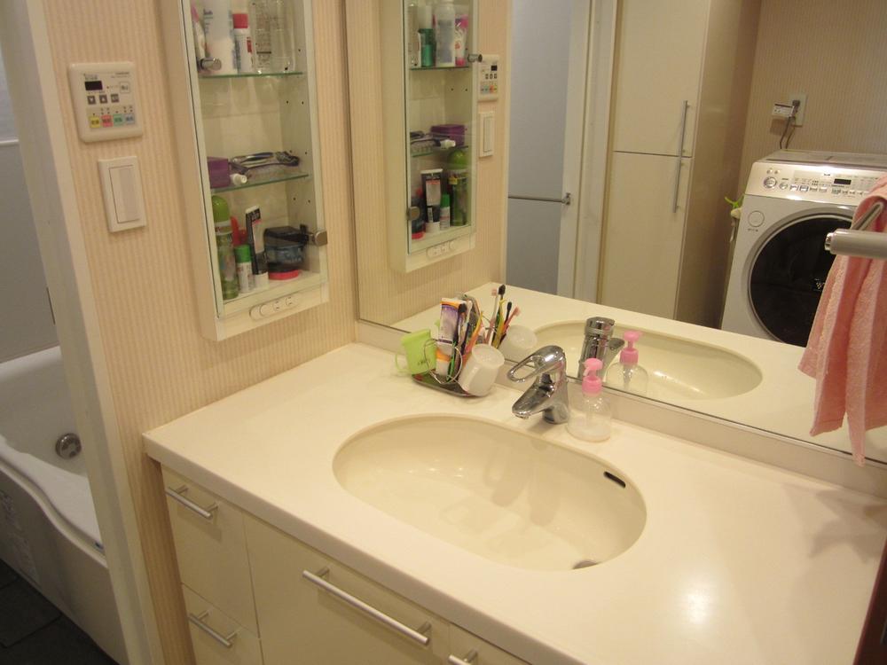 Wash basin, toilet. It is the washstand was carried out house-cleaning on December 4. Comfortably housed in a large mirror on the front is attractive.