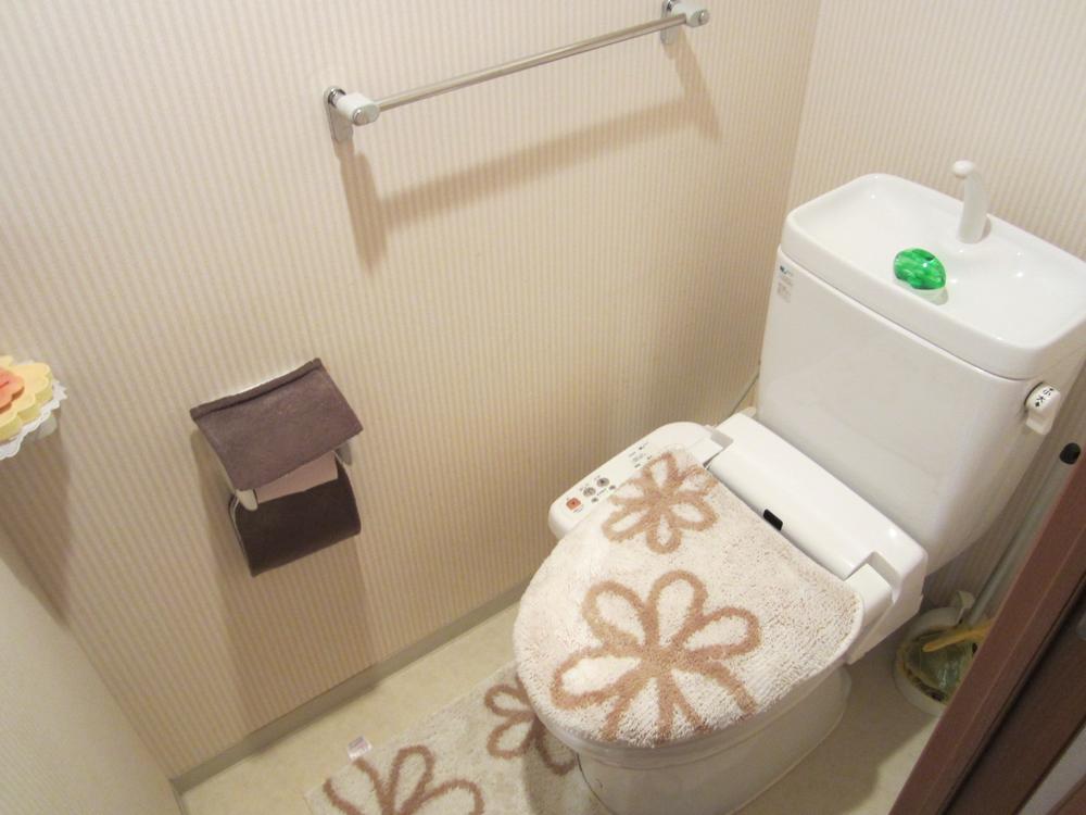 Toilet. With Washlet. It is quiet and economical siphon toilet. Here also house cleaning completed on December 4,!