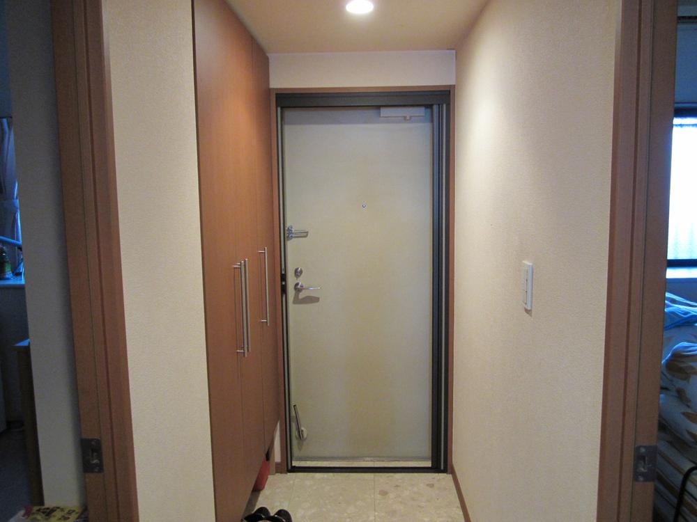 Receipt. Entrance with a large tall type shoe box (with a drawer that can hold a shoe shine set and seal, etc.). Laying artificial marble.