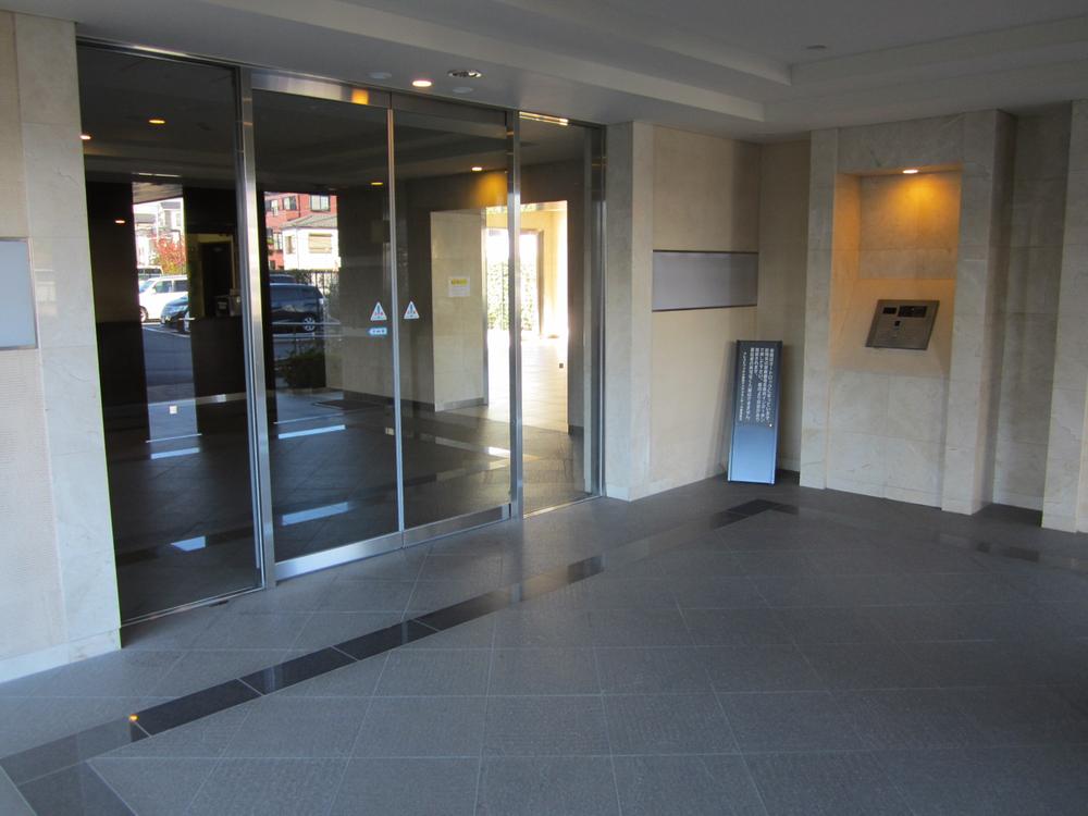 Entrance. Auto-lock part in the entrance. floor ・ wall, It is a quaint feeling of luxury that both the stone has been arranged.