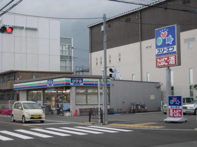 Convenience store. Three F until the (convenience store) 880m