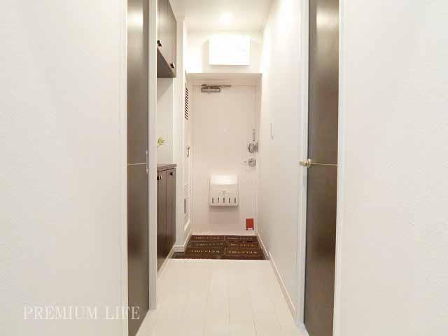 Entrance.  [Entrance] Chic entrance, which is decorated in white and brown.