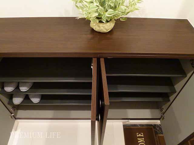 Receipt.  [Shoe box] Set up a shoe box of design with a calm woodgrain.