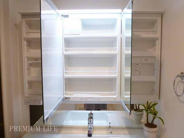 Wash basin, toilet.  [Bathroom vanity] The back of the three-sided mirror is it become a convenient storage shelf to organize fixtures.