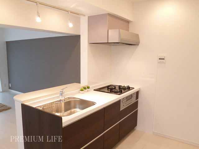 Kitchen.  [kitchen] Counter kitchen to cherish the family of communication.