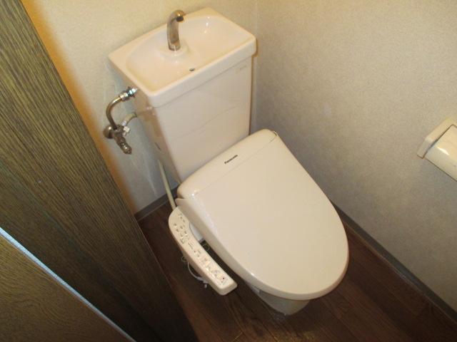 Toilet. Bidet
