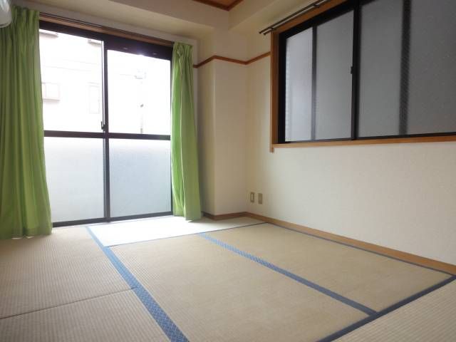 Living and room. The corner room, There is a window in the transverse.