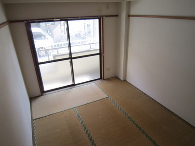 Living and room. Tatami mat replacement is done before you move