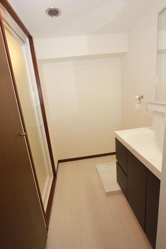 Wash basin, toilet. Sanitary room