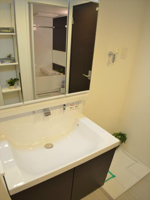 Wash basin, toilet. You can get dressed in the big wash basin