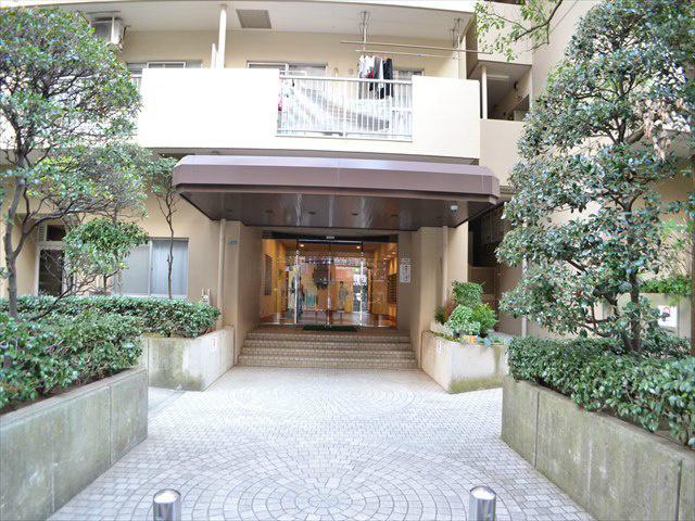 Entrance. Convenience good