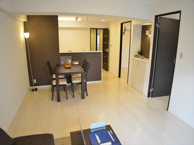 Living. 8 floor southeast angle room