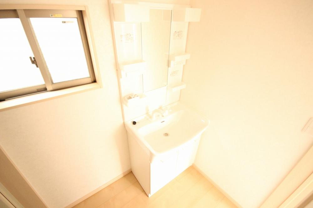 Wash basin, toilet. Washroom