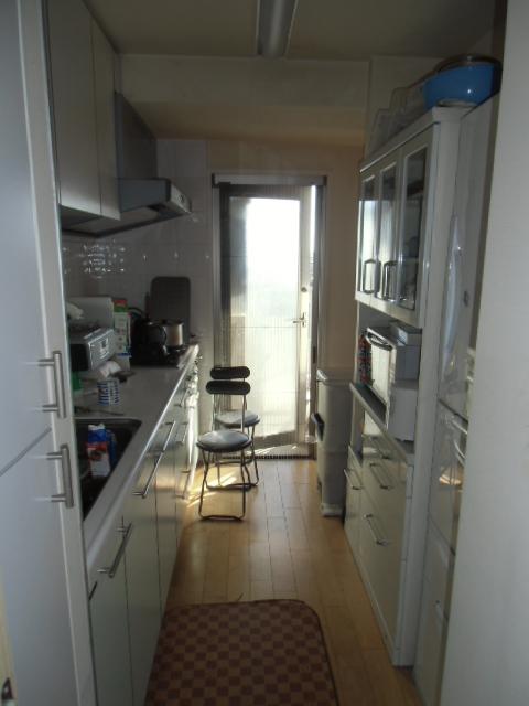 Kitchen. Indoor (12 May 2013) Shooting. Kitchen with a window.